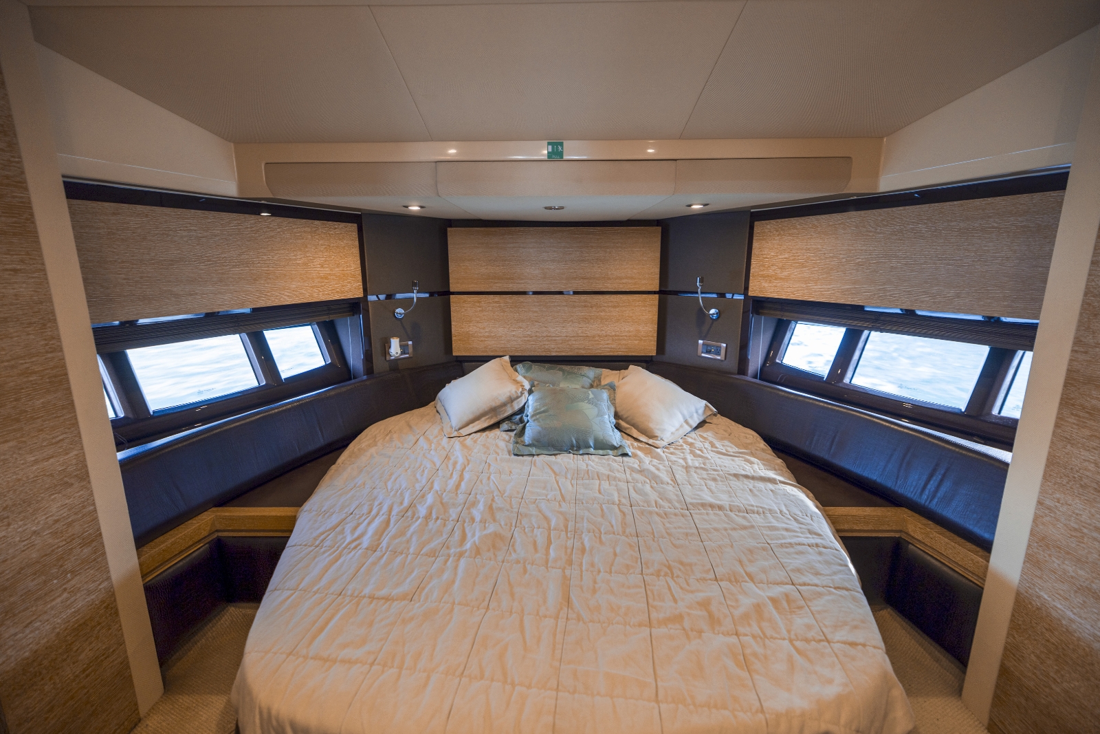 55' Azimut Fly yacht charter Miami photo 8