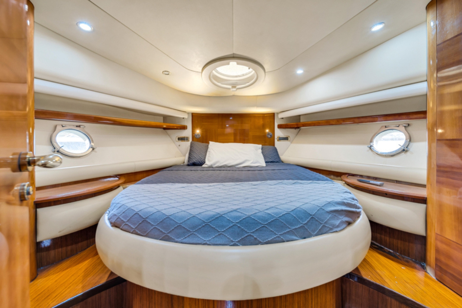 60' Azimut V yacht charter Miami photo 8