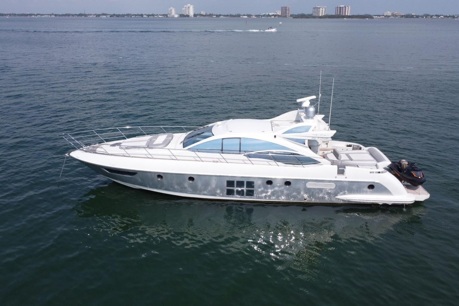62' Azimut LFG yacht charter Miami photo 5