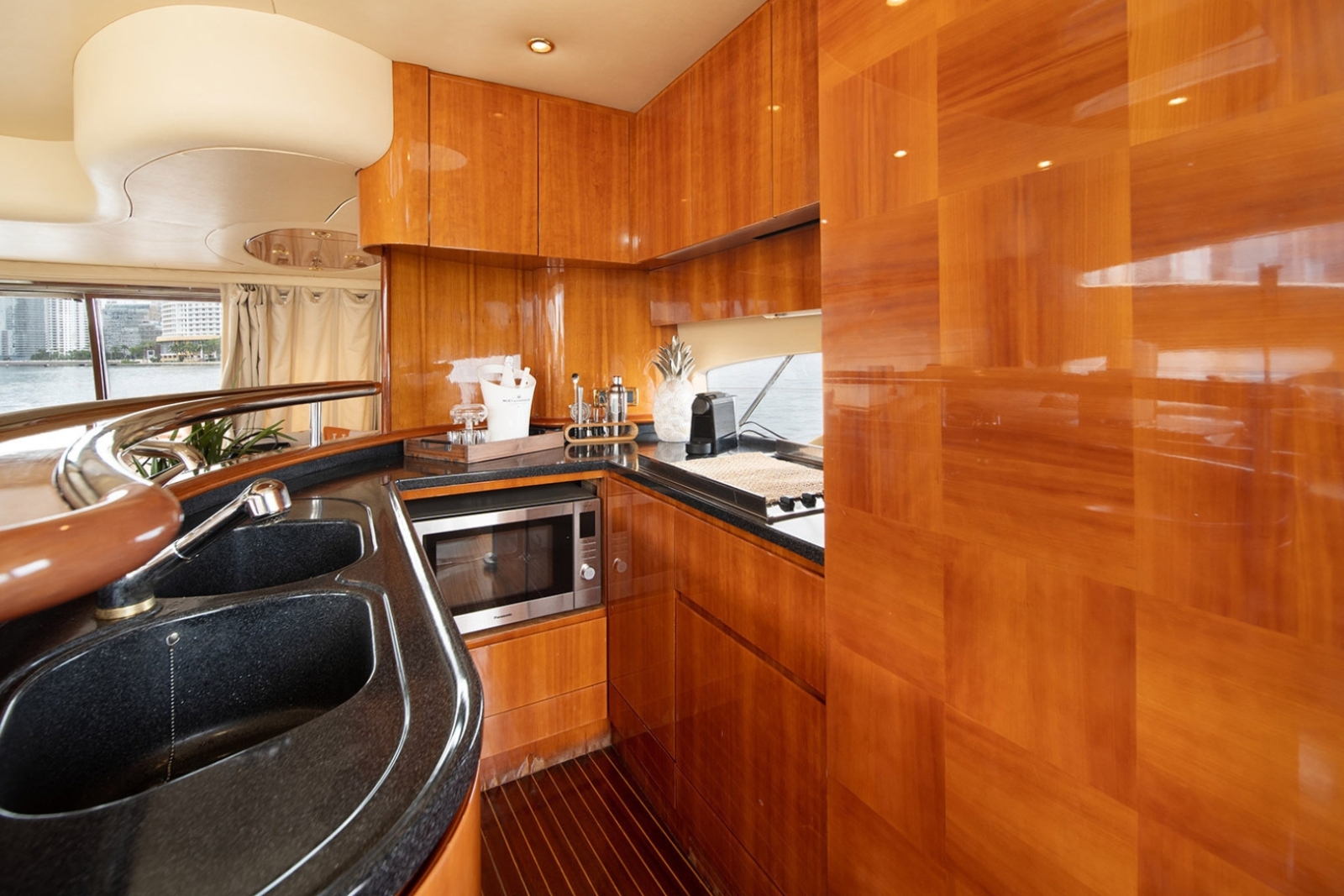 65' Azimut DM yacht charter Miami photo 8