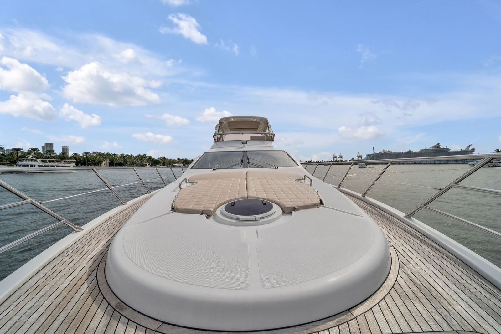 64' Azimut Venetian yacht charter Miami photo 3