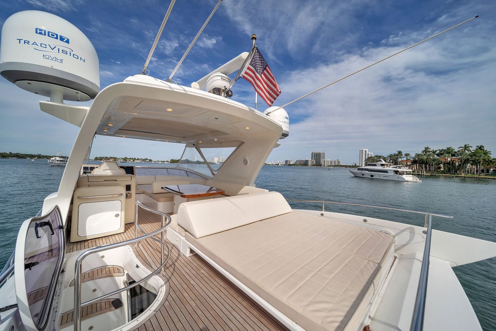 64' Azimut Venetian yacht charter Miami photo 4