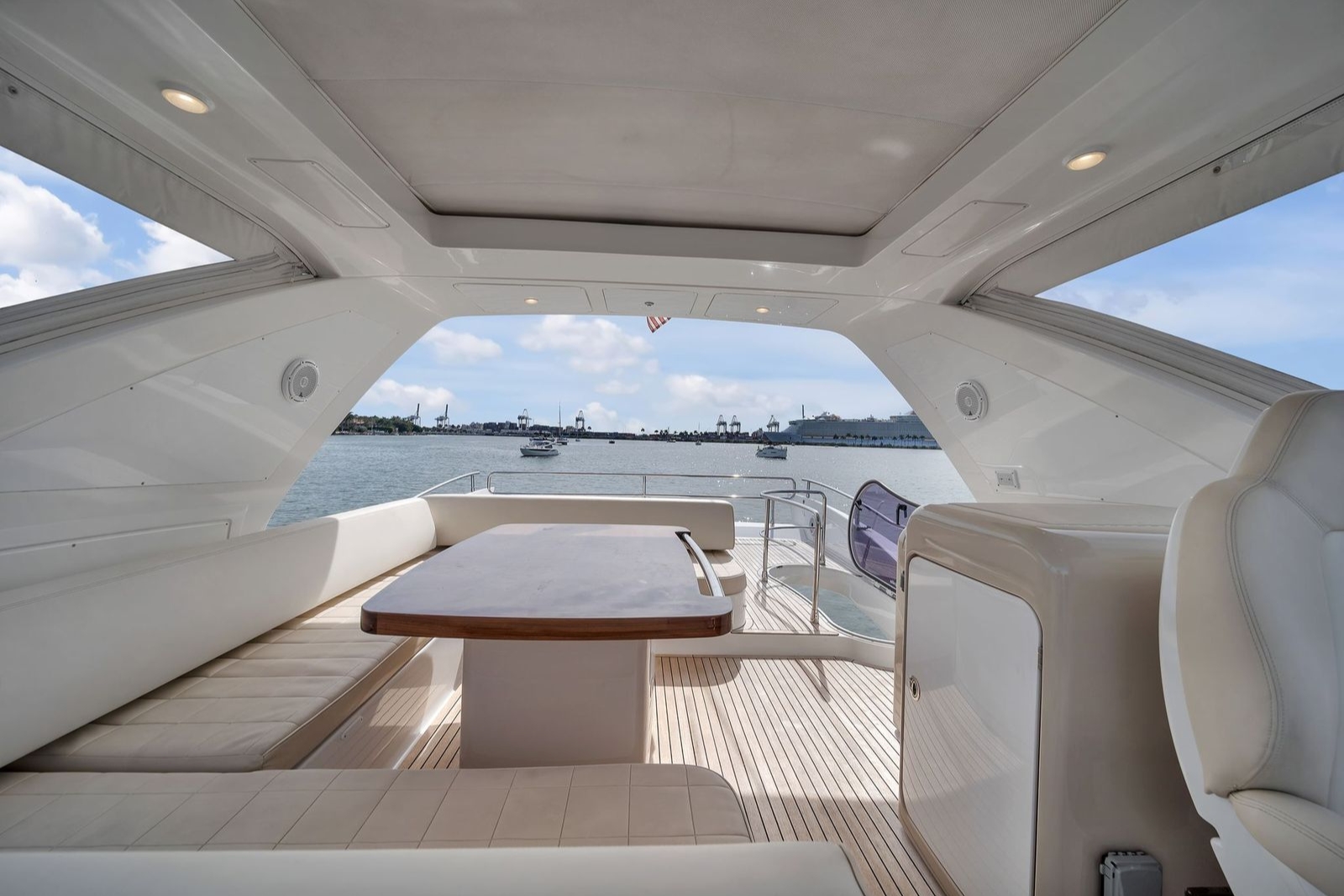 64' Azimut Venetian yacht charter Miami photo 6