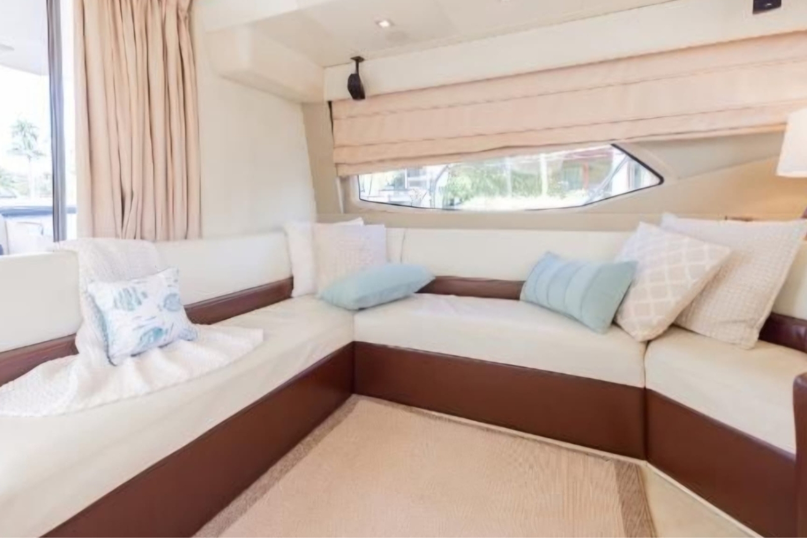 65' Azimut MBM yacht charter Miami photo 4
