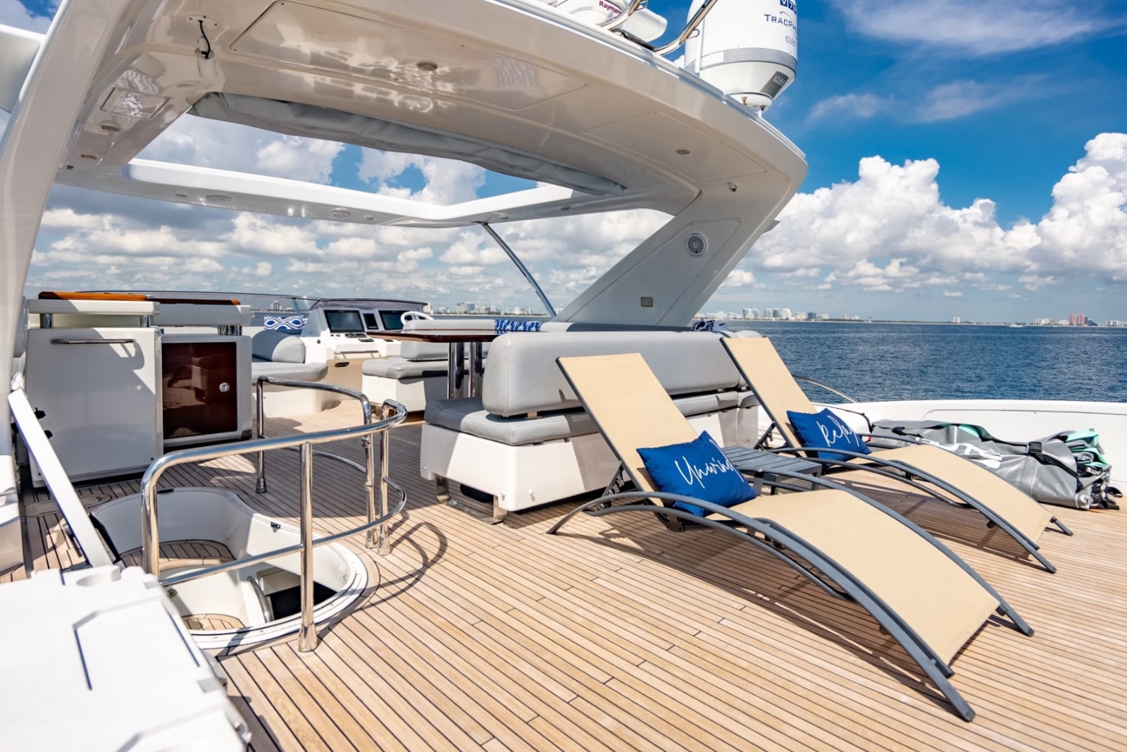 70' Azimut Venetian yacht charter Miami photo 5