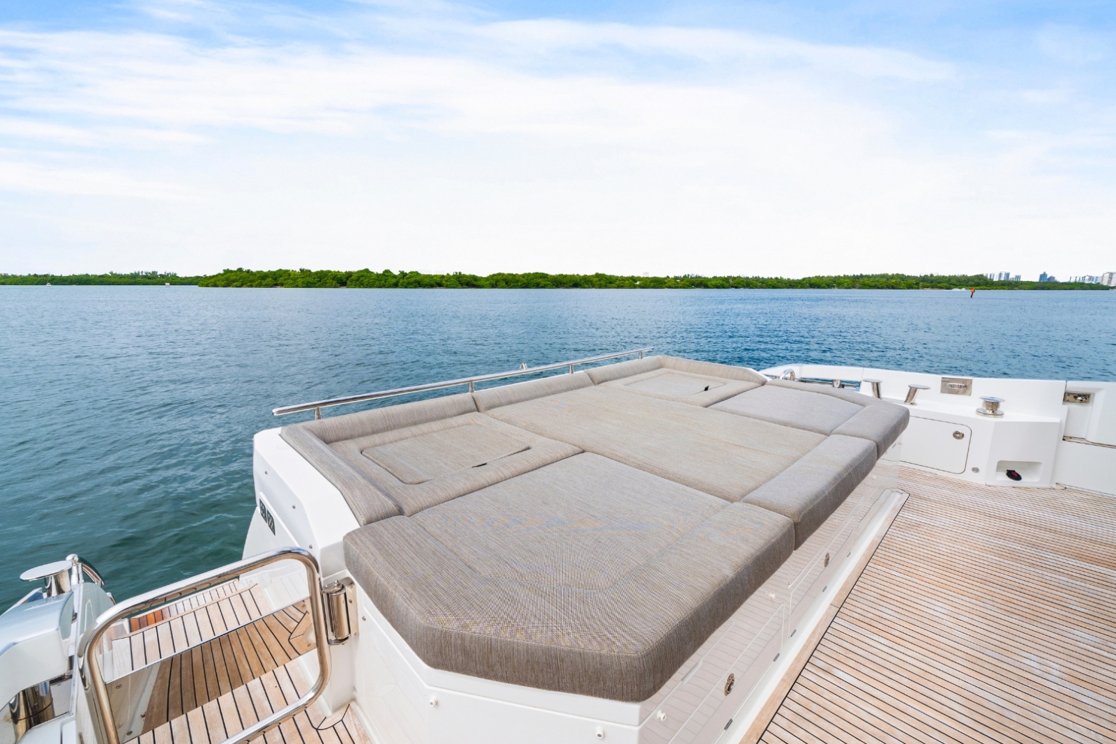 72' Azimut S7 yacht charter Miami photo 5