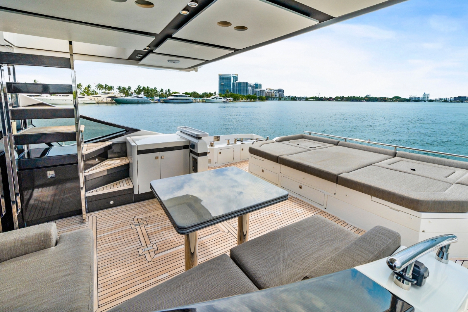 72' Azimut S7 yacht charter Miami photo 7