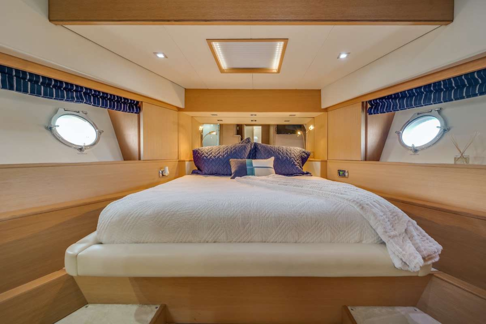 75' Aicon yacht charter Miami photo 8