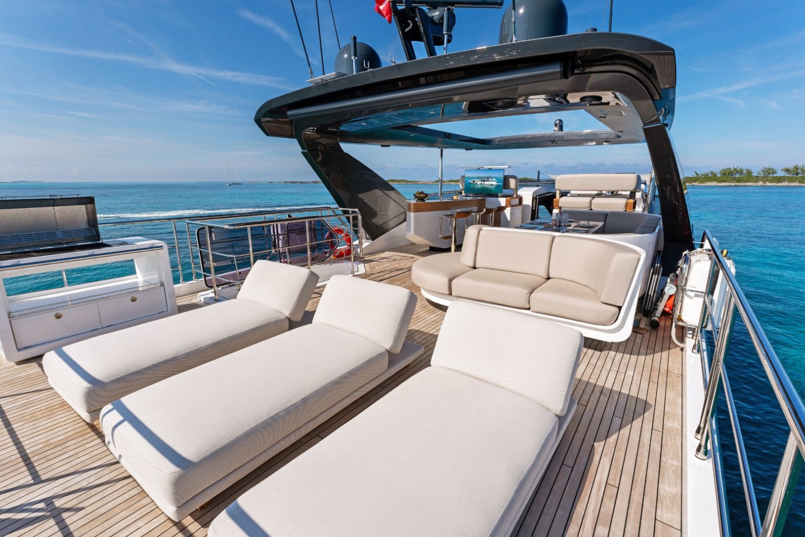 88' Azimut 2023 yacht charter Miami photo 8