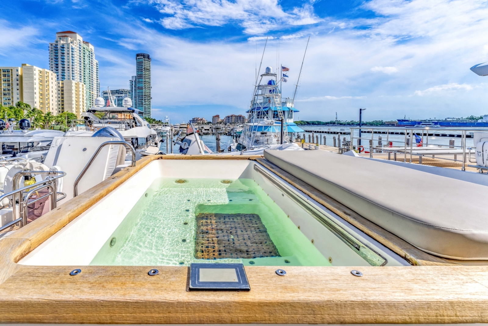 88' Princess D yacht charter Miami photo 4