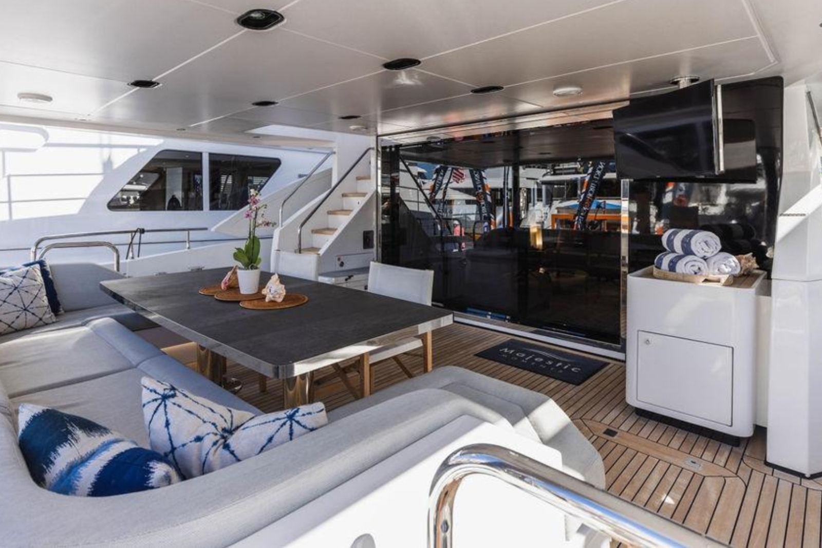 90' Azimut M yacht charter Miami photo 5