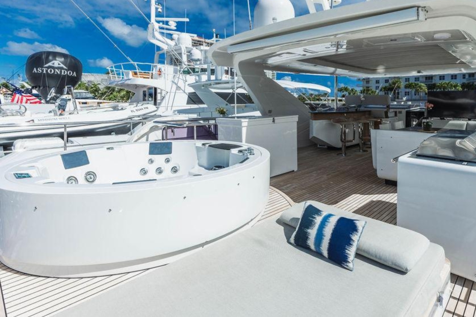 90' Azimut M yacht charter Miami photo 6
