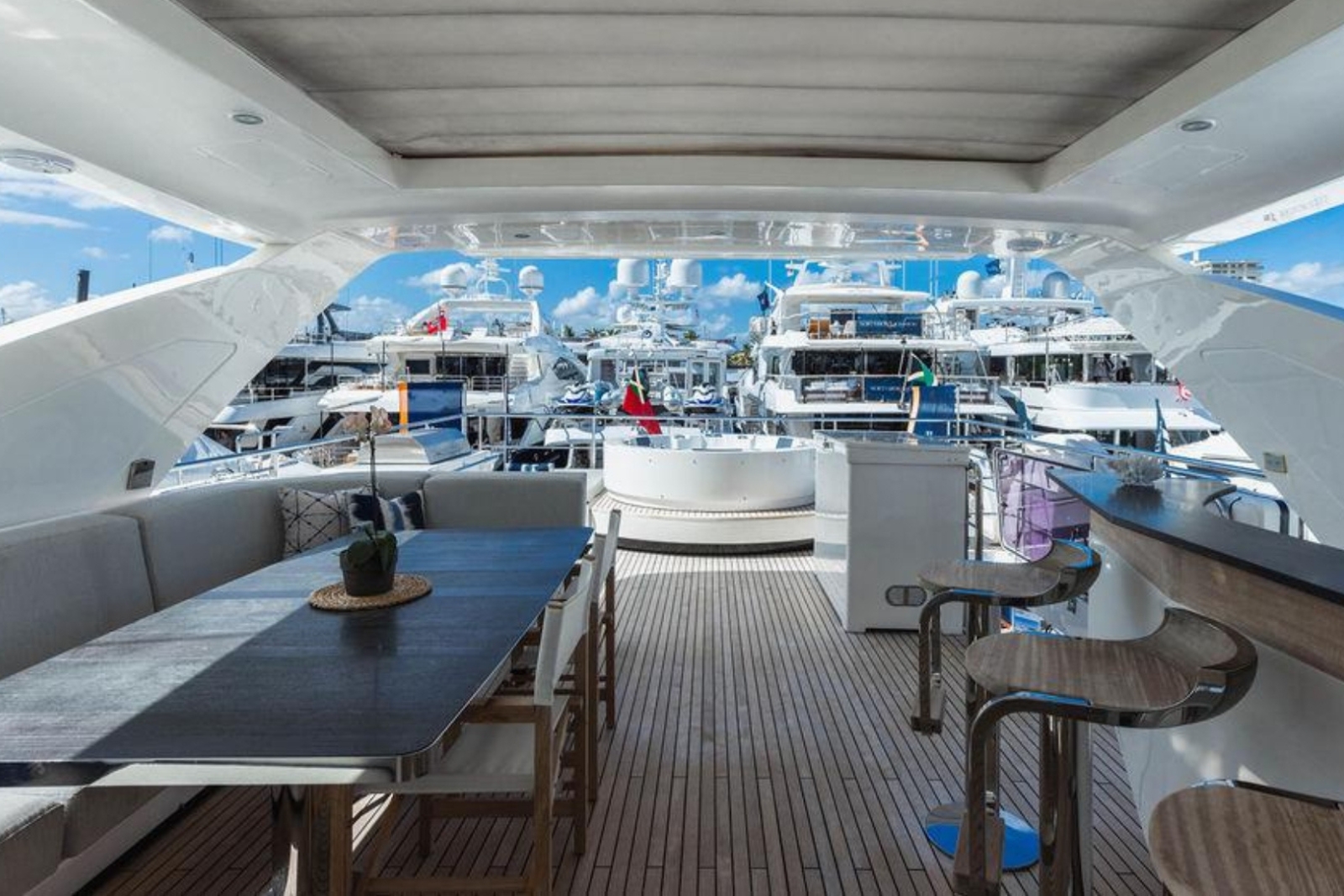 90' Azimut M yacht charter Miami photo 7