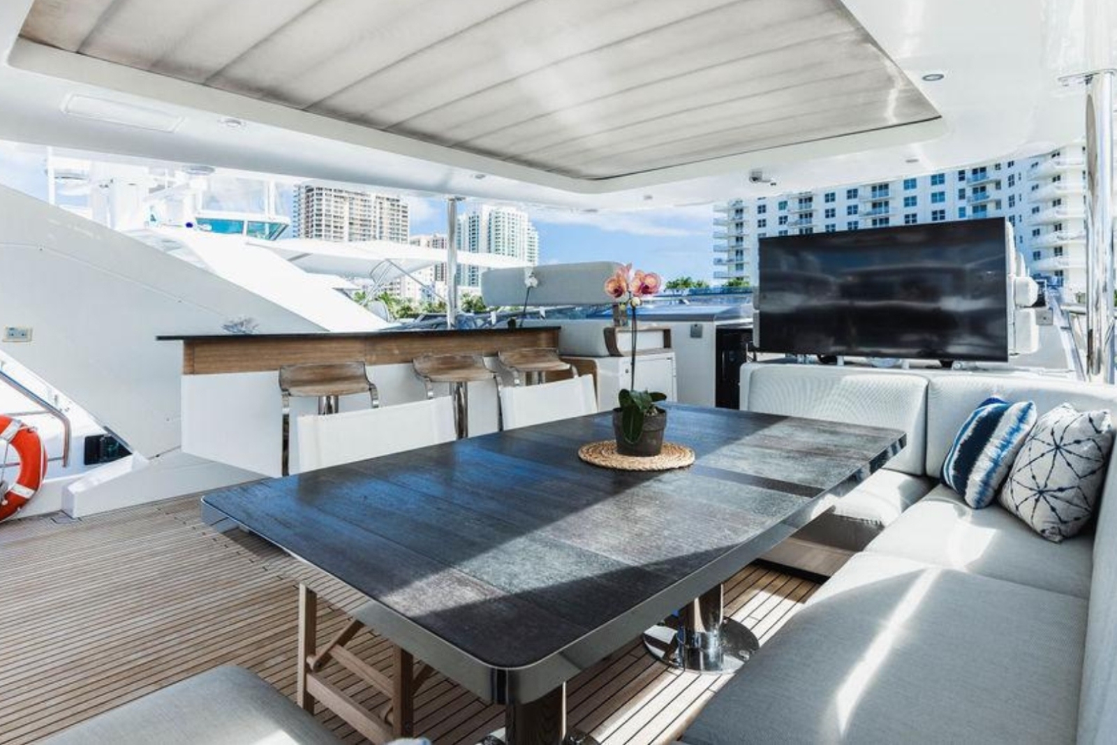 90' Azimut M yacht charter Miami photo 8