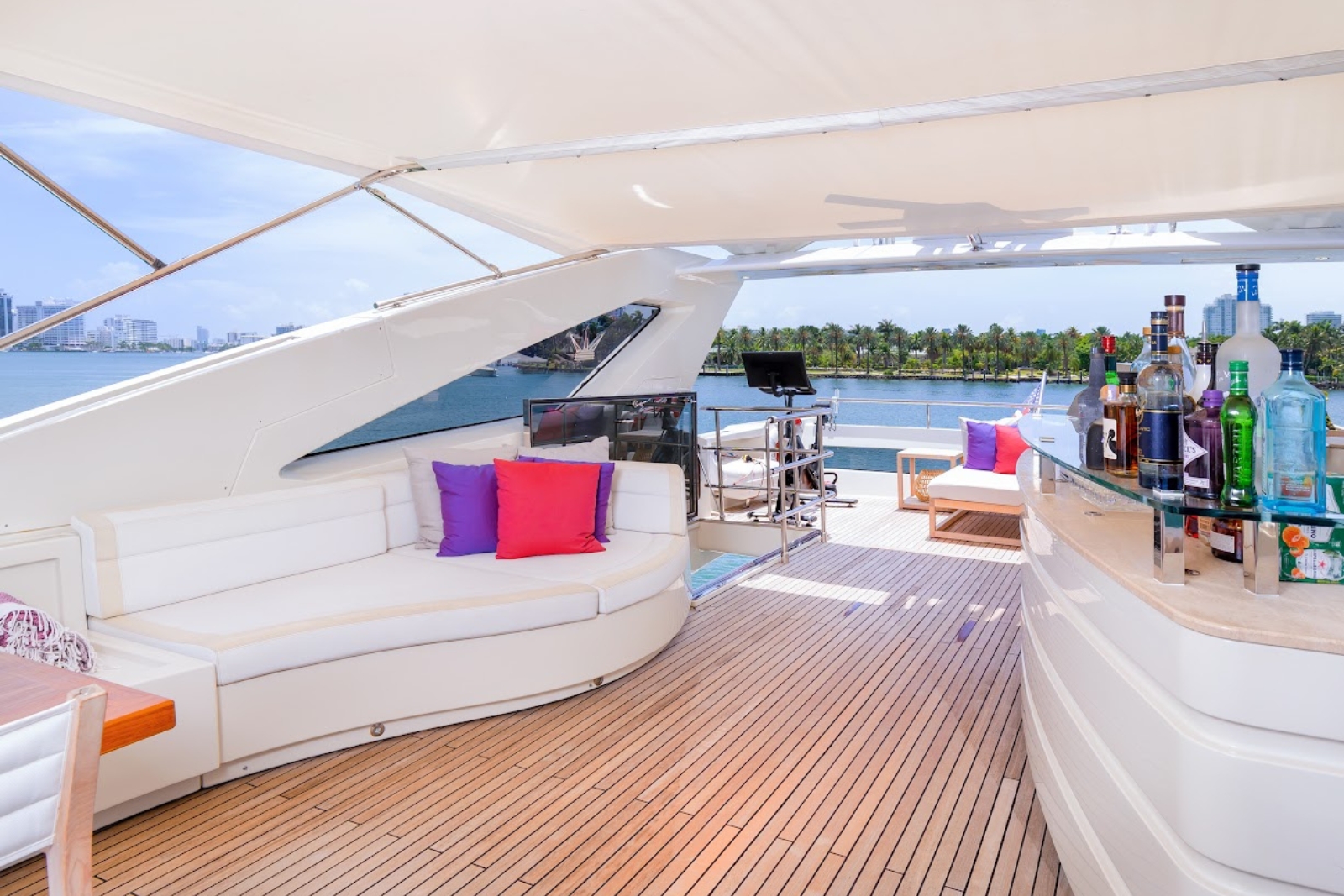 100' Casual yacht charter Miami photo 4