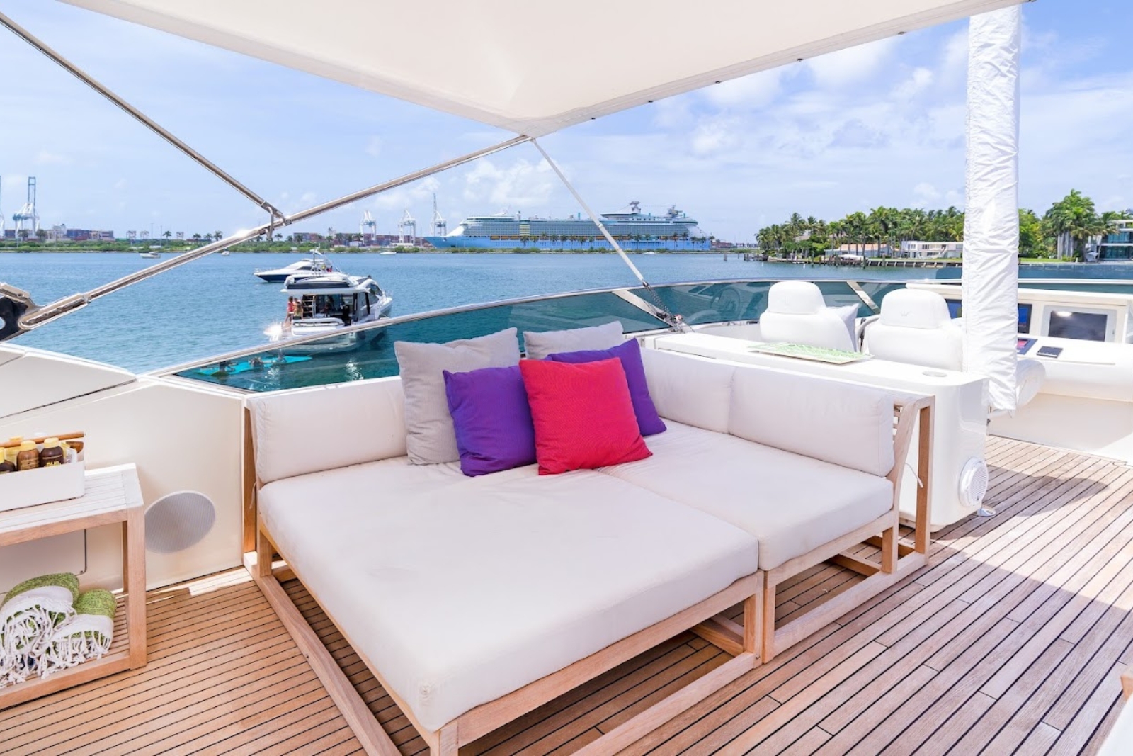 100' Casual yacht charter Miami photo 6