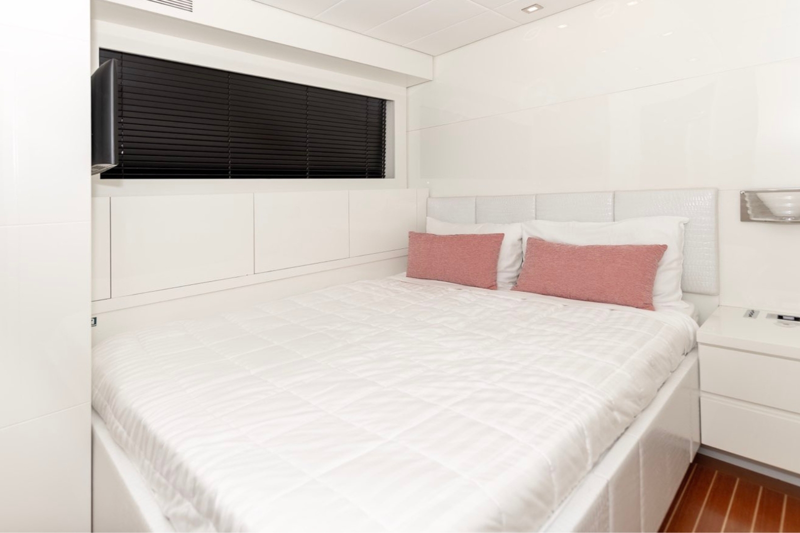 102' Leo R yacht charter Miami photo 8