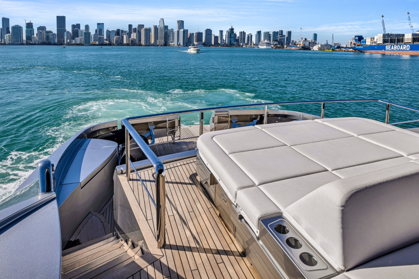 116' Pershing GTX yacht charter Miami photo 4