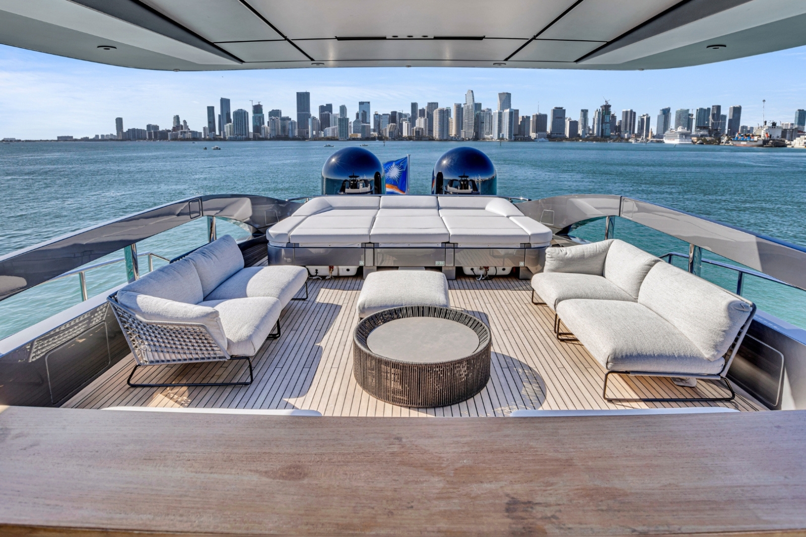 116' Pershing GTX yacht charter Miami photo 6
