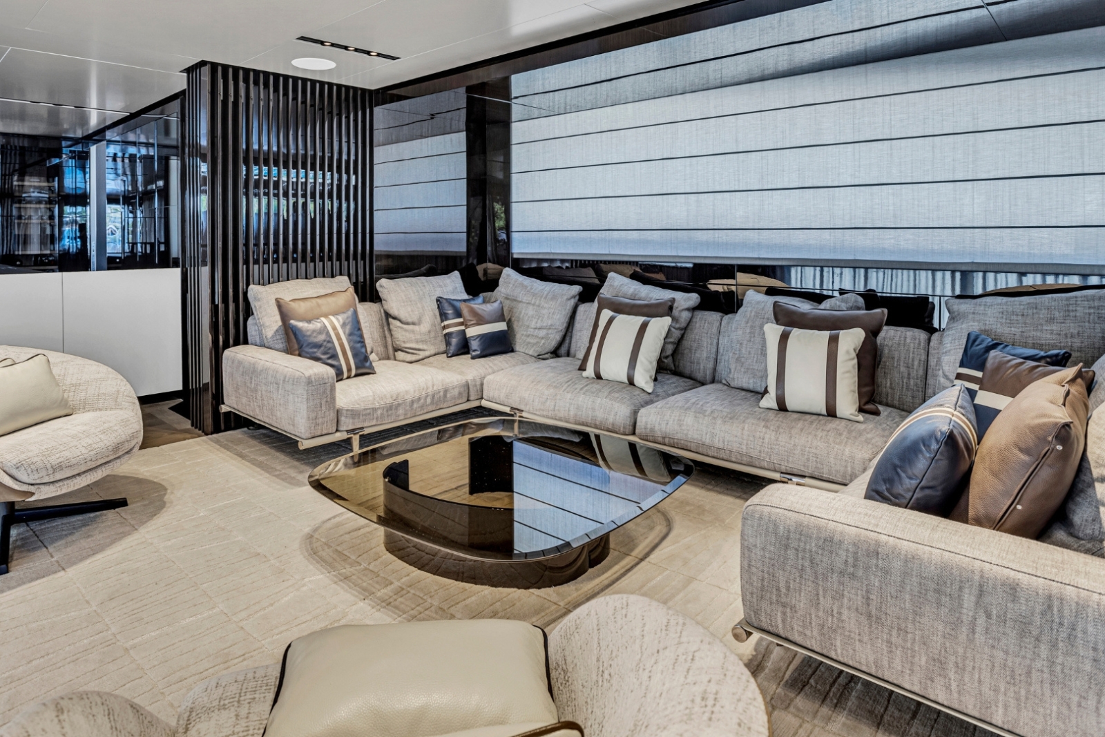 116' Pershing GTX yacht charter Miami photo 8