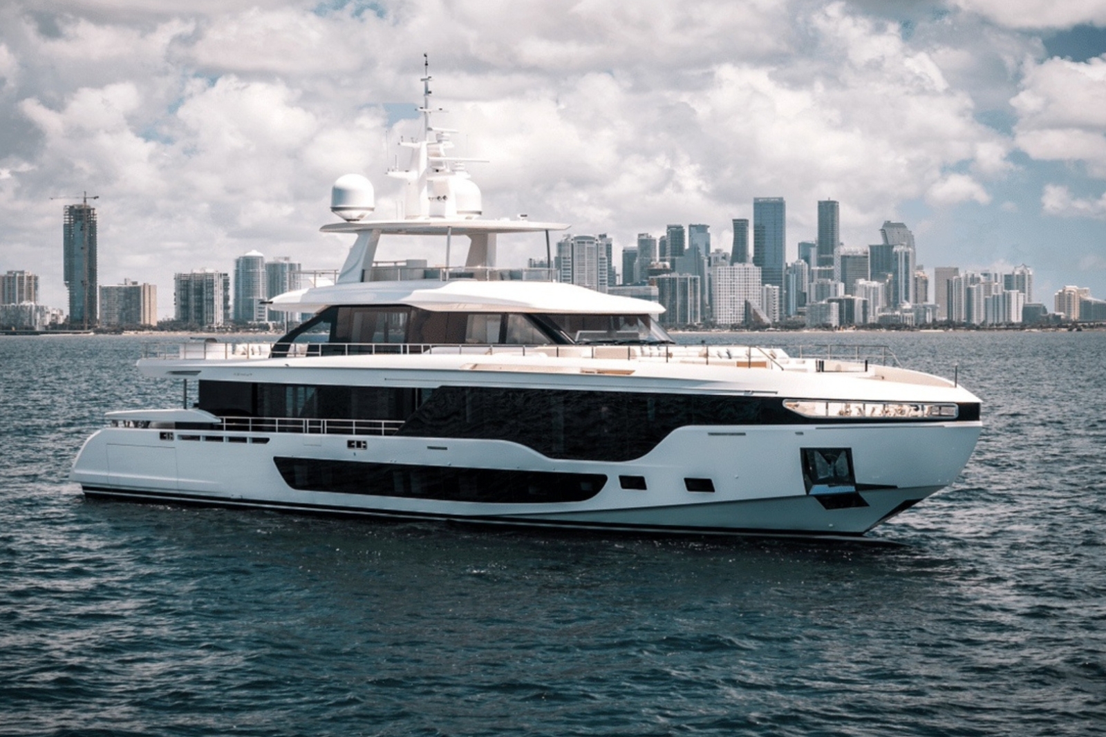 118' Azimut 11 yacht charter Miami photo 2