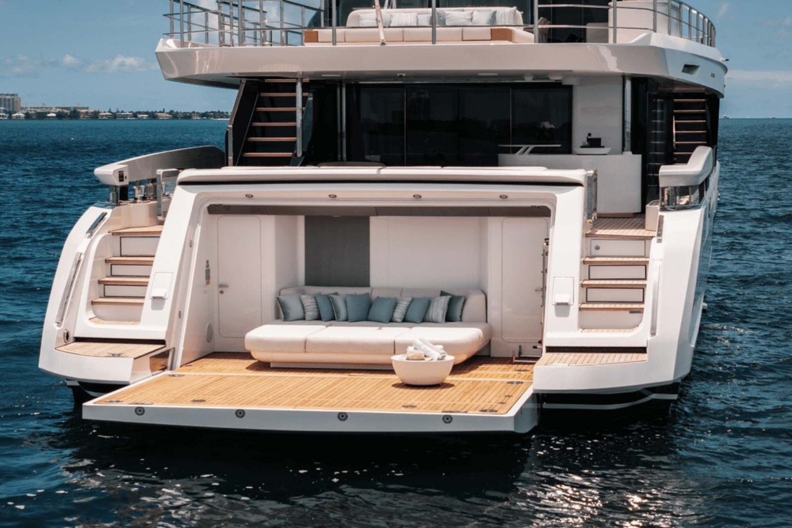 118' Azimut 11 yacht charter Miami photo 3