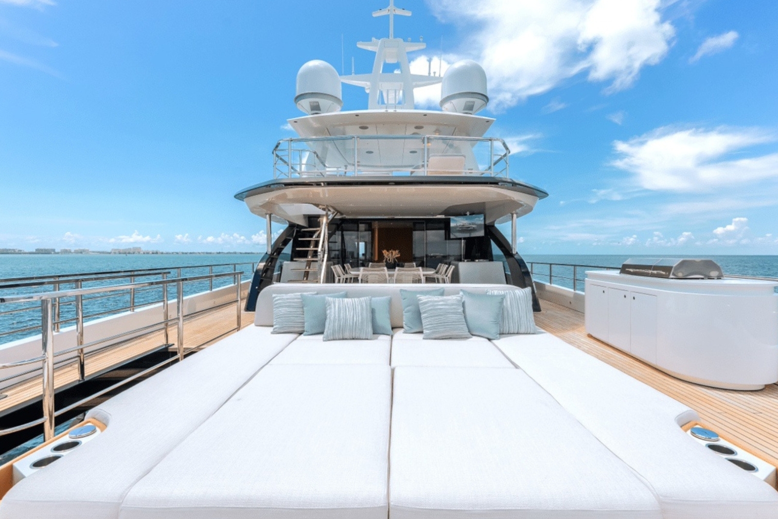 118' Azimut 11 yacht charter Miami photo 4