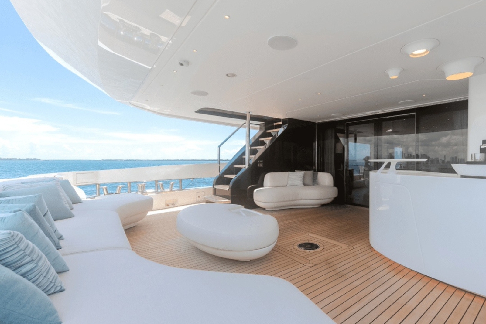 118' Azimut 11 yacht charter Miami photo 6