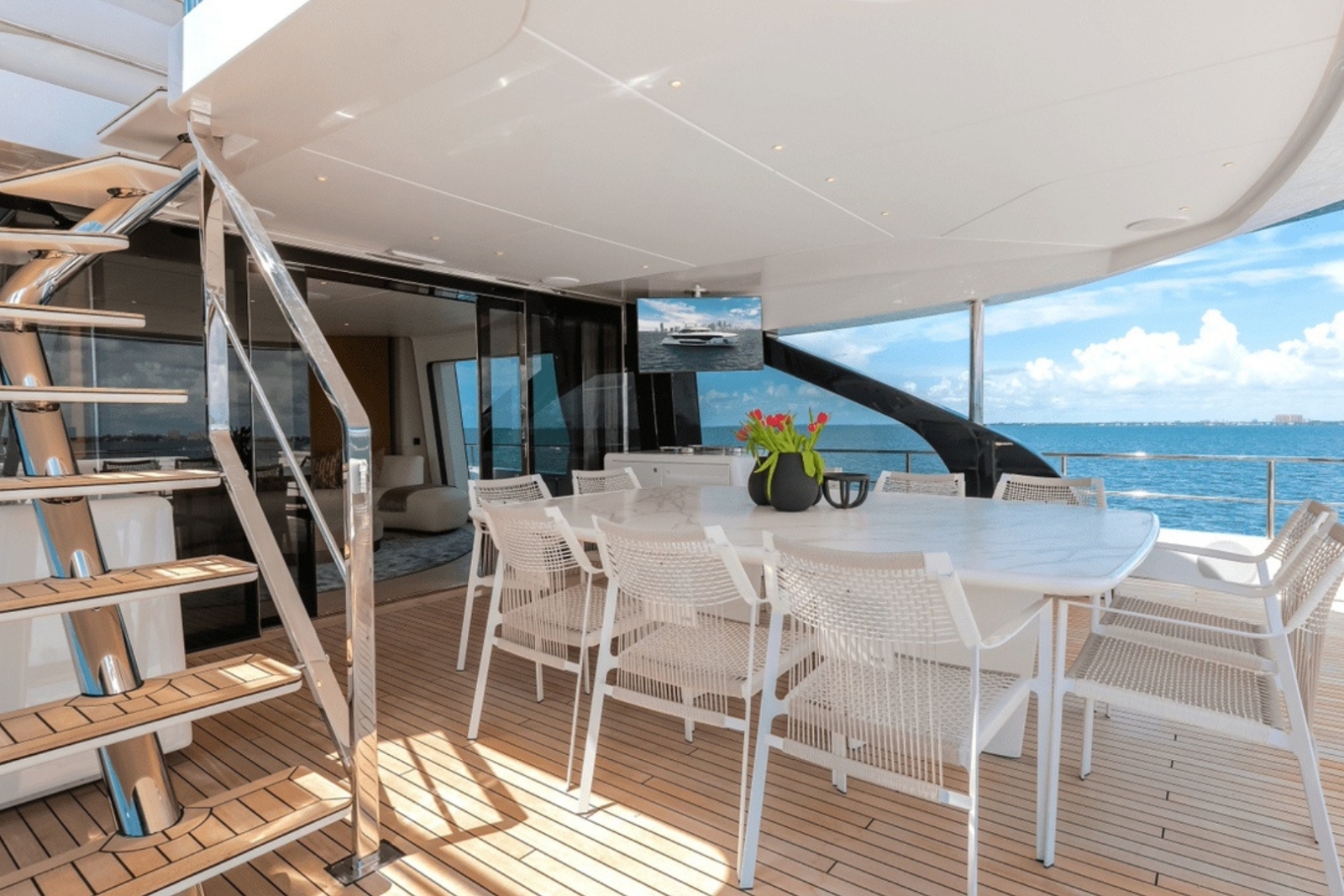 118' Azimut 11 yacht charter Miami photo 7