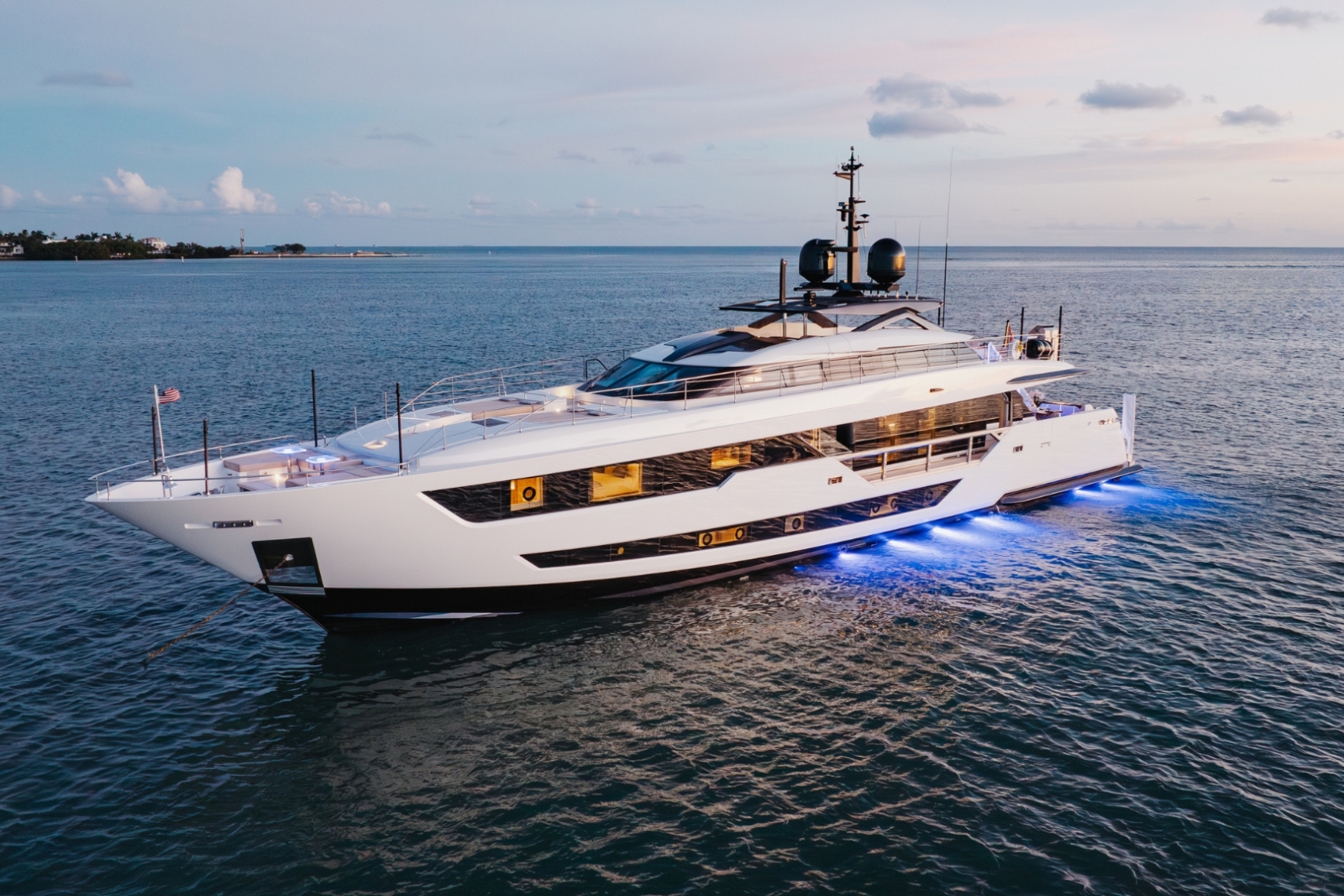 120' Custom Line yacht charter Miami photo 2