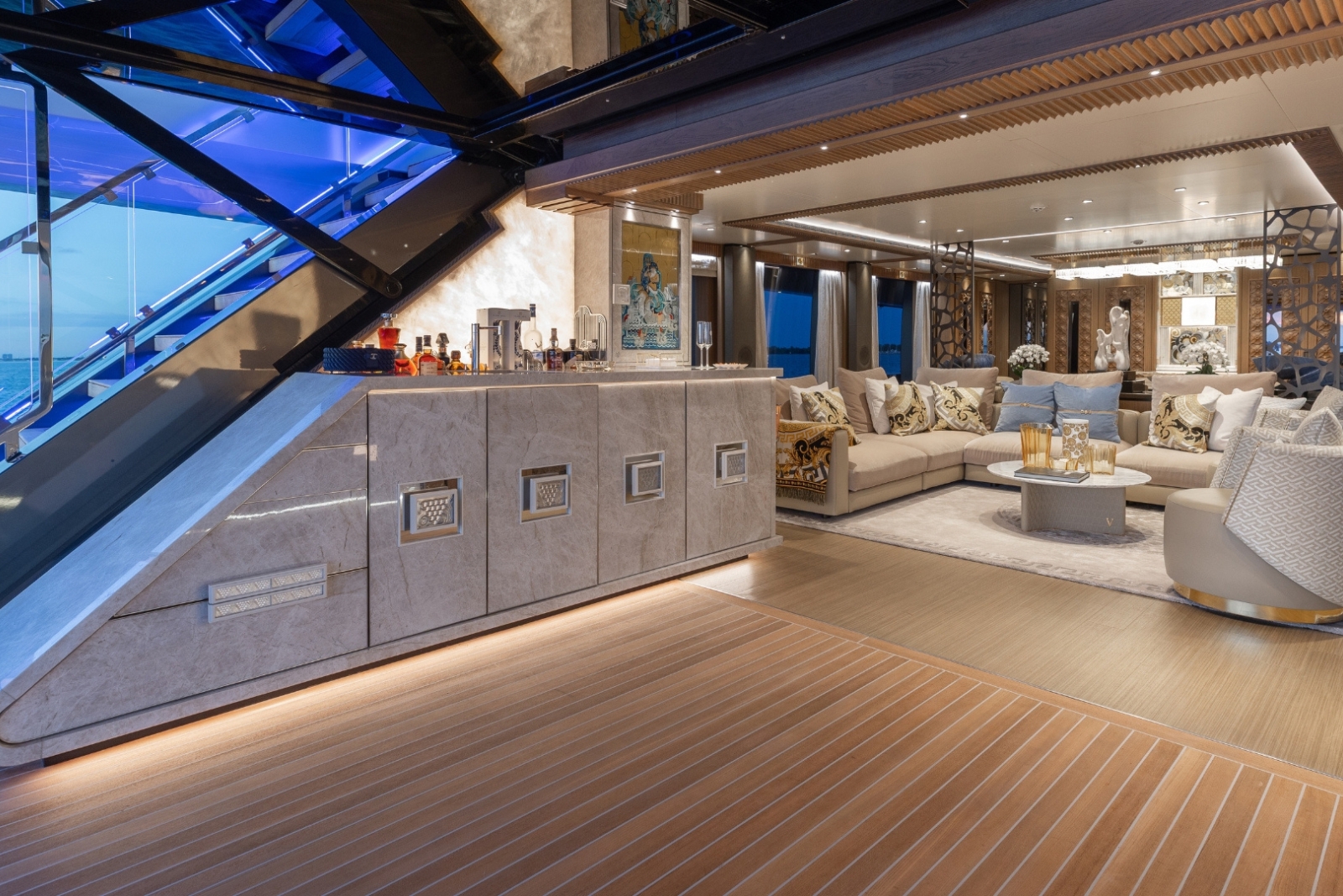 120' Custom Line yacht charter Miami photo 3