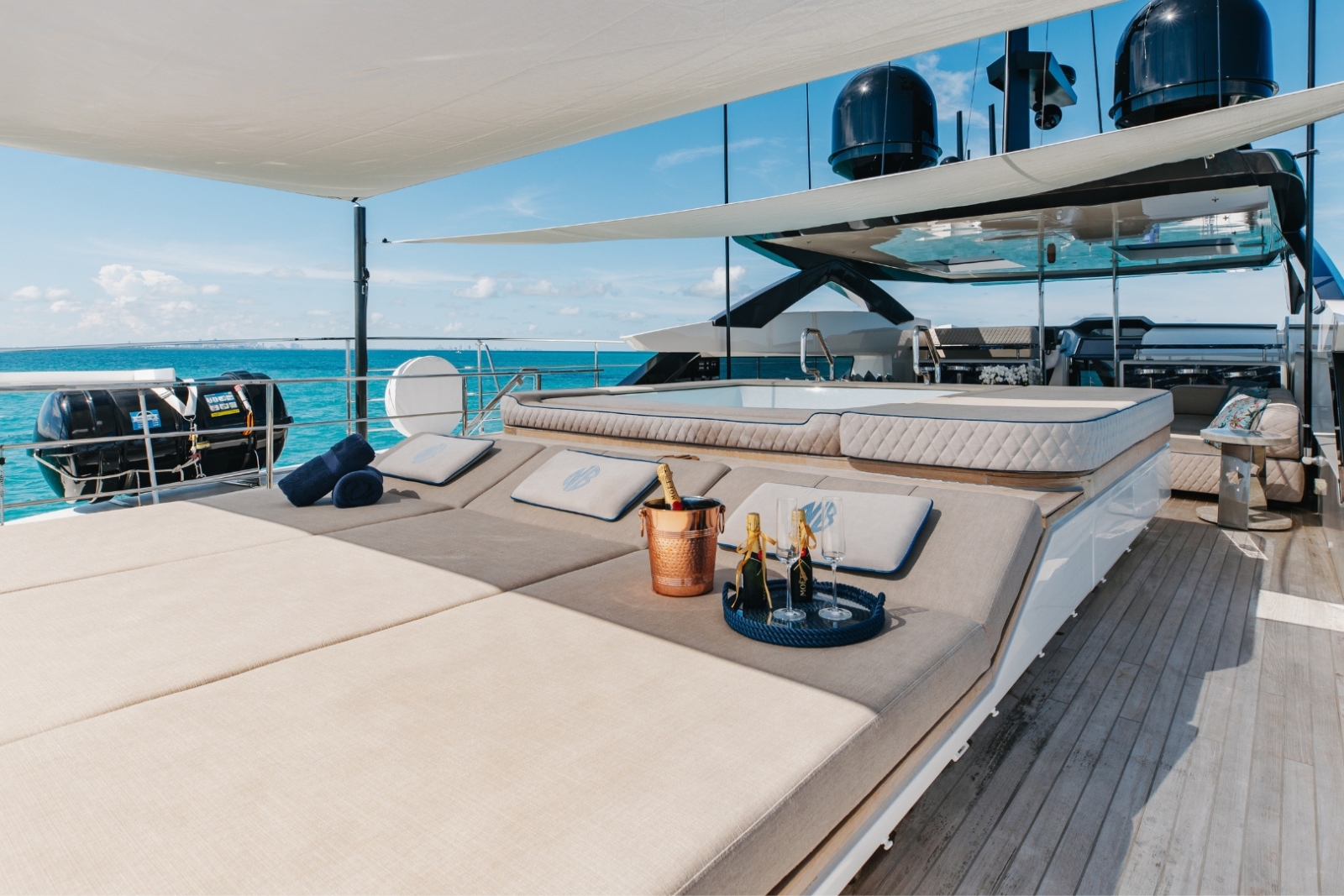 120' Custom Line yacht charter Miami photo 4