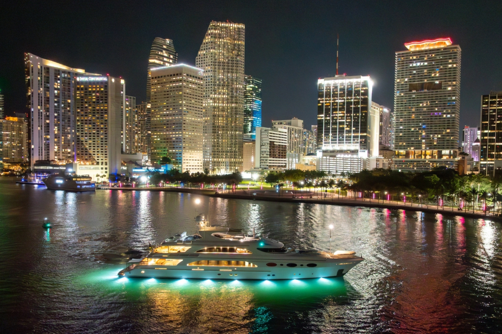 177' Trind yacht charter Miami photo 4