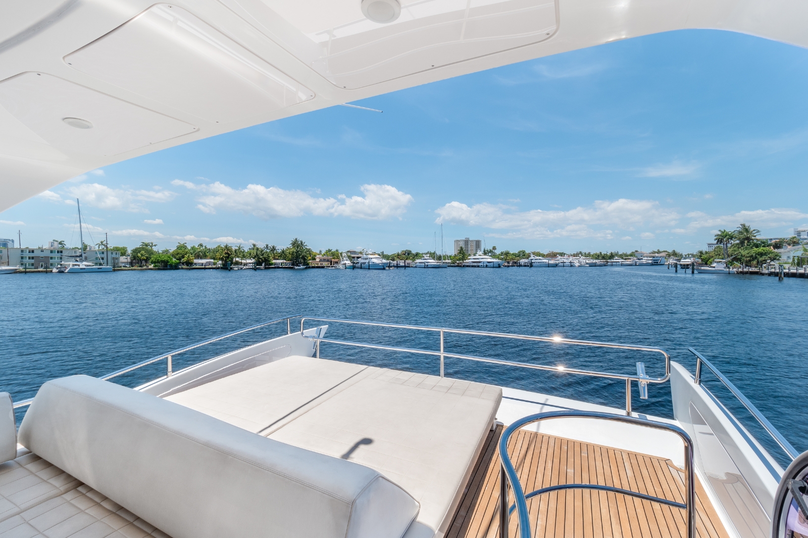 64' Azimut FTL yacht charter Miami photo 5