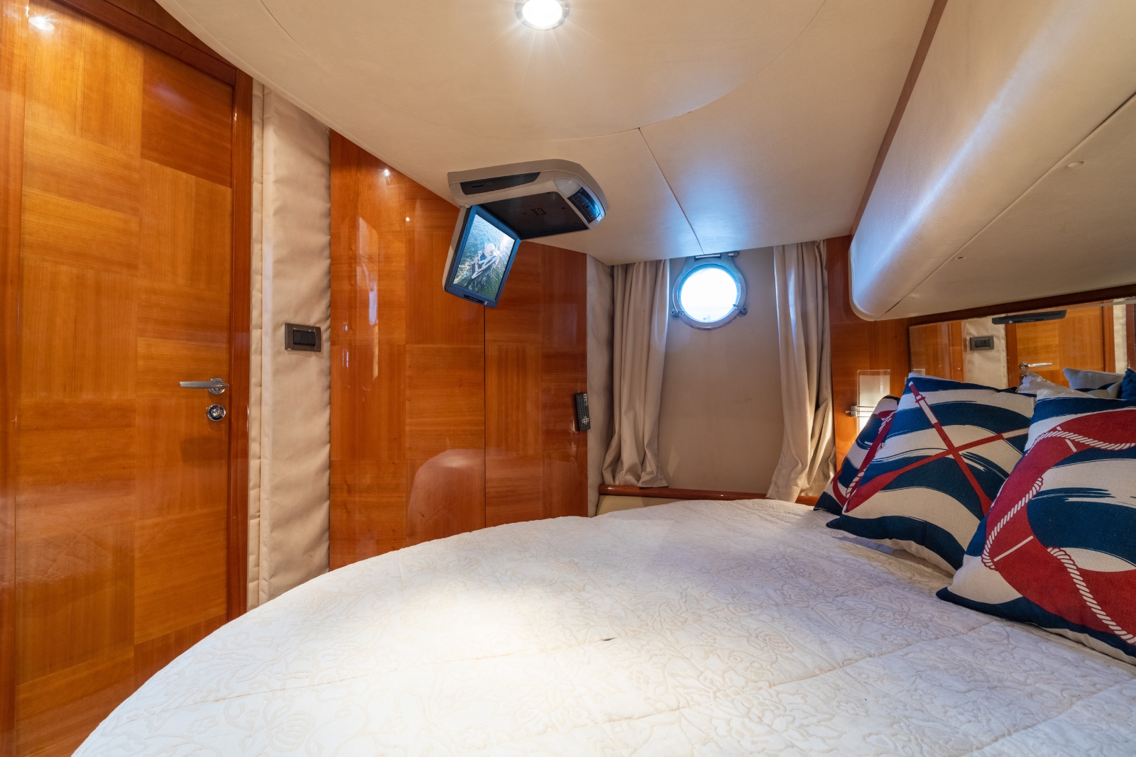 55' Azimut Red yacht charter Miami photo 8