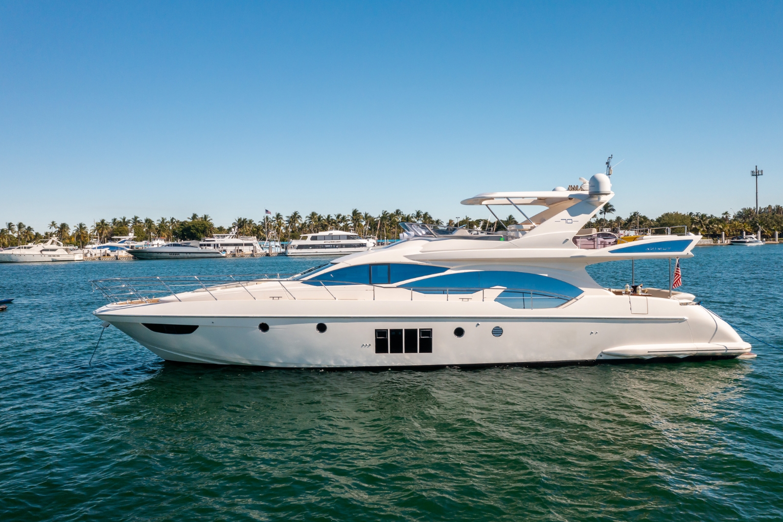 70' Azimut L2 yacht charter Miami photo 2