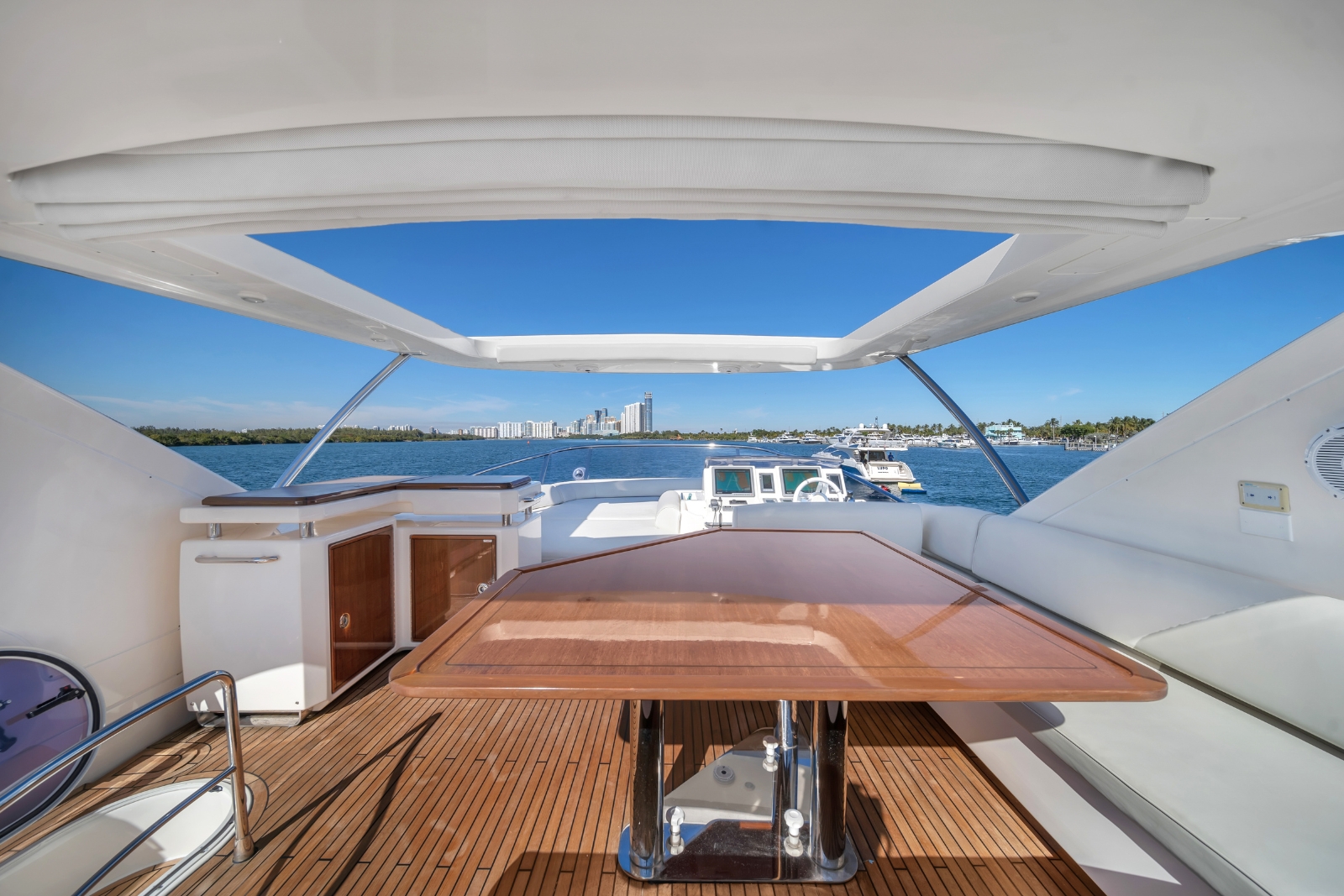 70' Azimut L2 yacht charter Miami photo 4