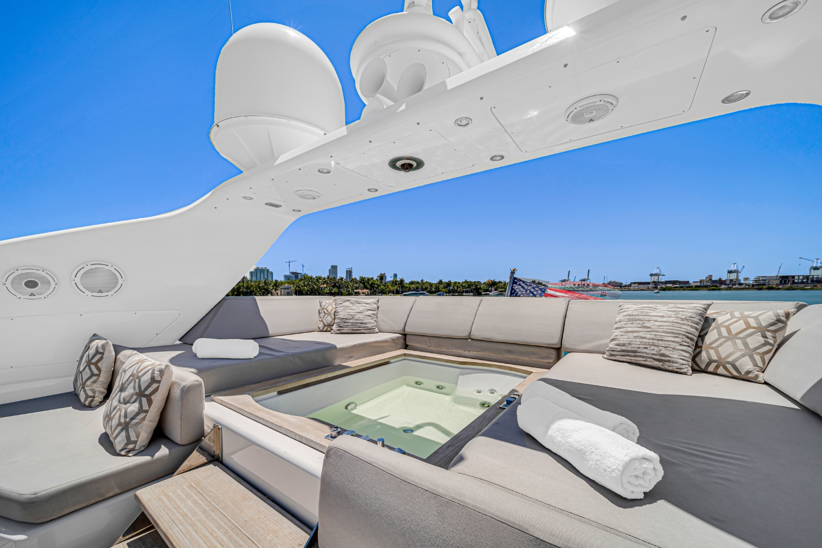 105' Carp yacht charter Miami photo 3