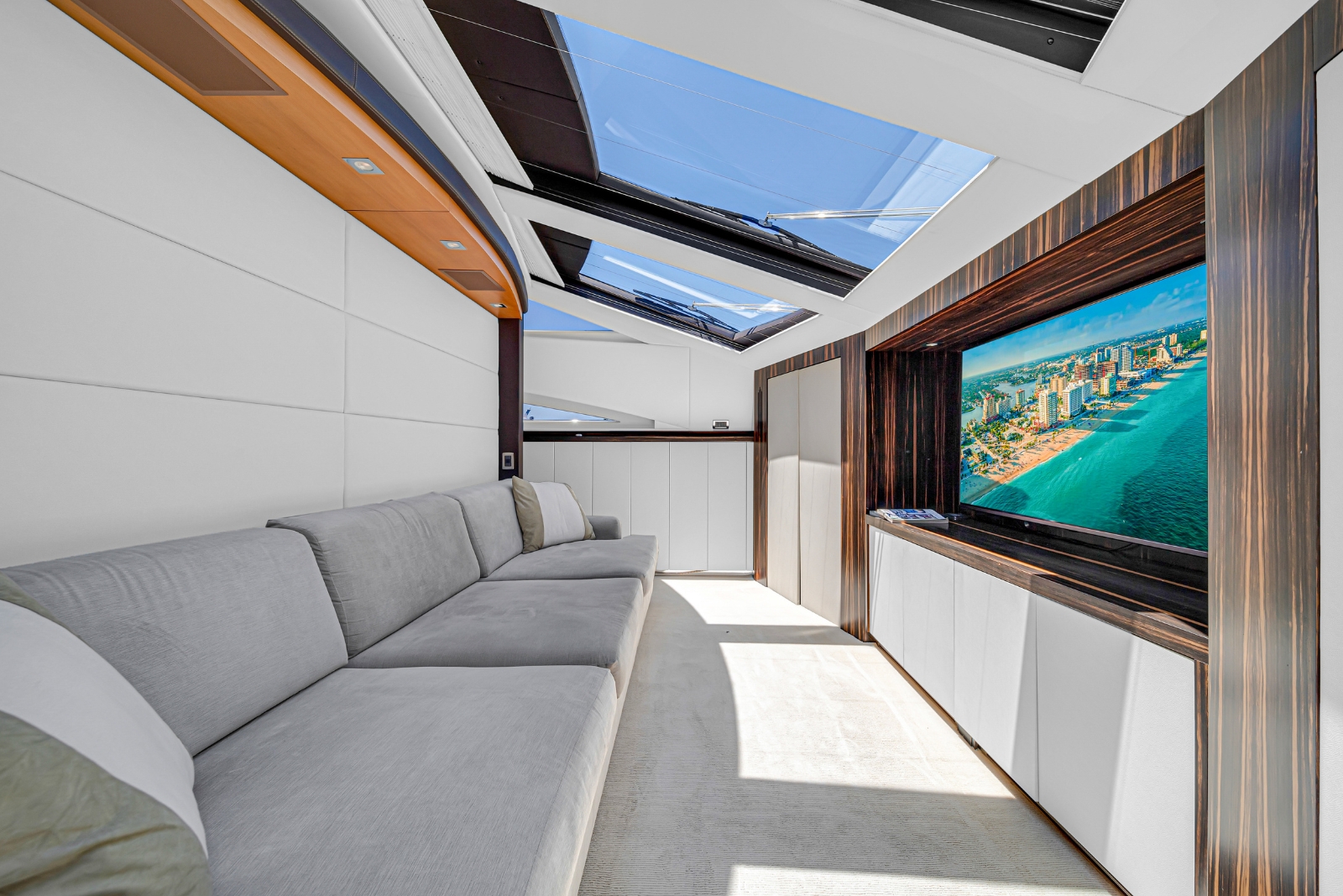 105' Carp yacht charter Miami photo 8