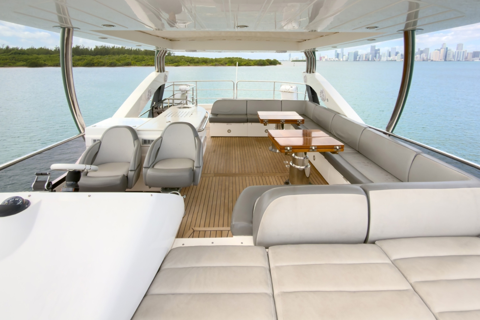 80' Sunseeker D yacht charter Miami photo 5