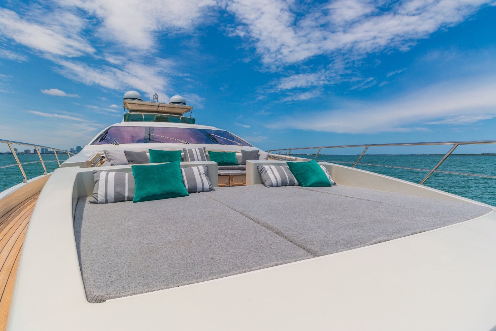 105' Azimut SCA yacht charter Miami photo 4