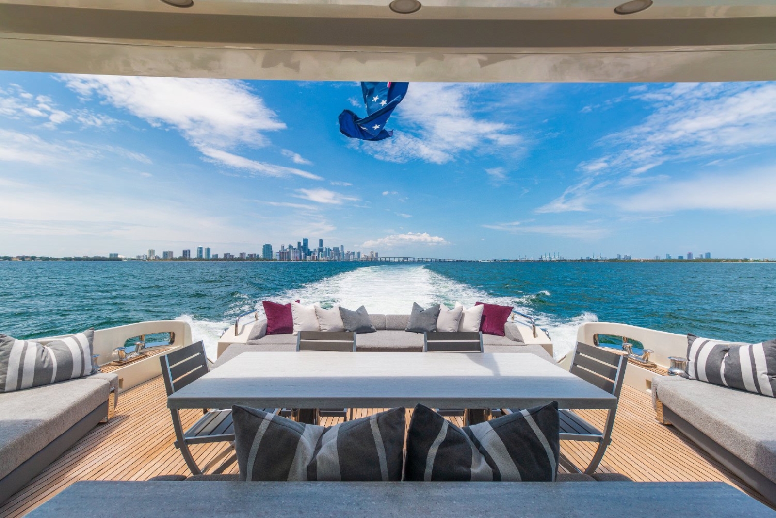 105' Azimut SCA yacht charter Miami photo 6