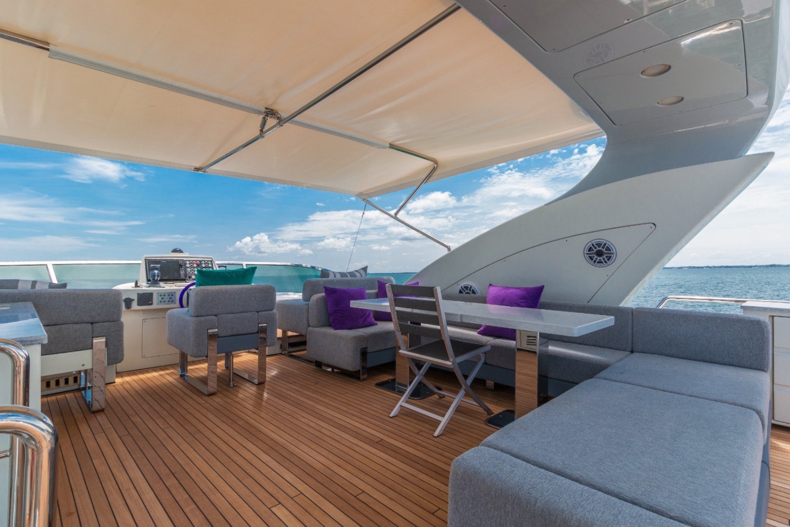 105' Azimut SCA yacht charter Miami photo 7